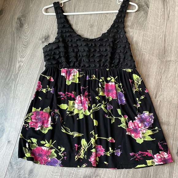 Weston Wear Ruffled Tank top with empire waist with Flower pattern . - Picture 5 of 9